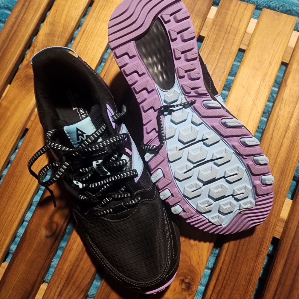 New Balance - Picture 2 of 2
